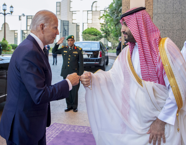 조 바이든(왼쪽) 미국 대통령이 15일(현지 시간) 사우디아라비아 제다의 알살람왕궁에 도착해 사우디아라비아의 '실권자' 무함마드 빈 살만 왕세자와 악수 대신 '주먹 인사'를 하고 있다. /AP연합뉴스