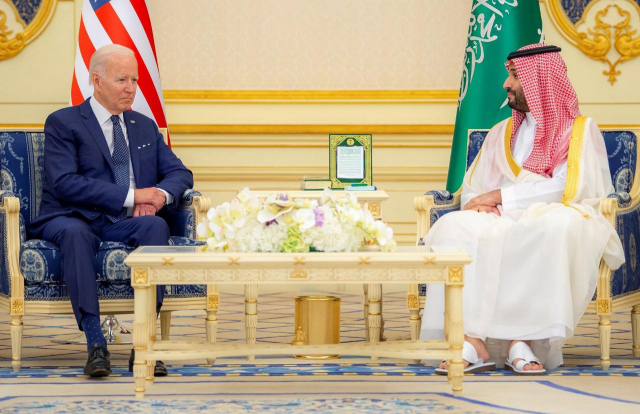 무함마드 빈 살만 사우디아라비아 왕세자가 15일(현지 시간) 제다의 알살만왕궁에서 조 바이든 미국 대통령을 영접하고 있다. /UPI 연합뉴스
