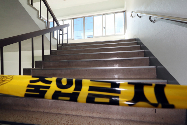 인하대 캠퍼스 내 A씨가 발견된 지점 인근 건물 계단에 폴리스라인이 설치돼 있다./연합뉴스