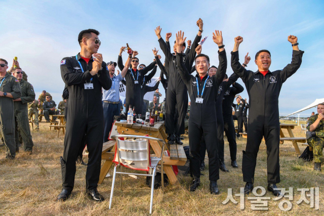 우리 공군 특수비행팀 블랙이글스가 지난 15일부터 17일까지 영국 리아트 에어쇼에 참가해 최우수상 및 인기상을 수상한 것을 자축하며 환호하고 있다. 사진제공=공군