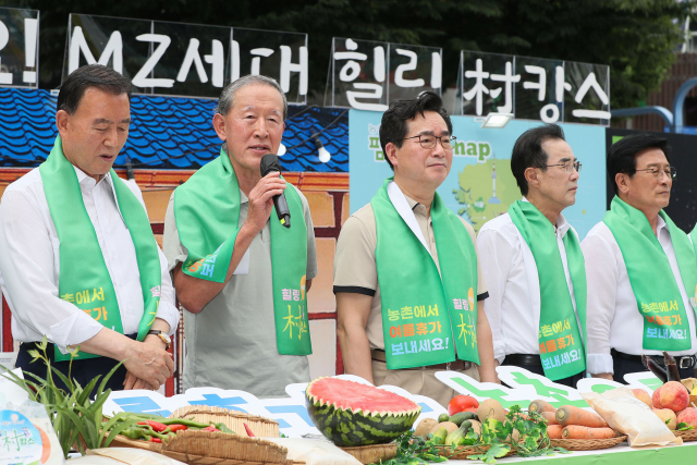 허창수(왼쪽 두번째) 전경련 회장이 18일 홍대 걷고 싶은 거리 광장무대에서 열린 ‘농촌에서 여름휴가 보내세요, MZ세대 힐링 村(촌)캉스’ 캠페인에 참석해 인사말을 하고 있다. 홍문표(왼쪽부터) 국민의힘 의원, 허 회장, 정황근 농림축산식품부 장관, 이성희 농협중앙회 회장, 윤재갑 더불어민주당 의원. 사진제공=전경련