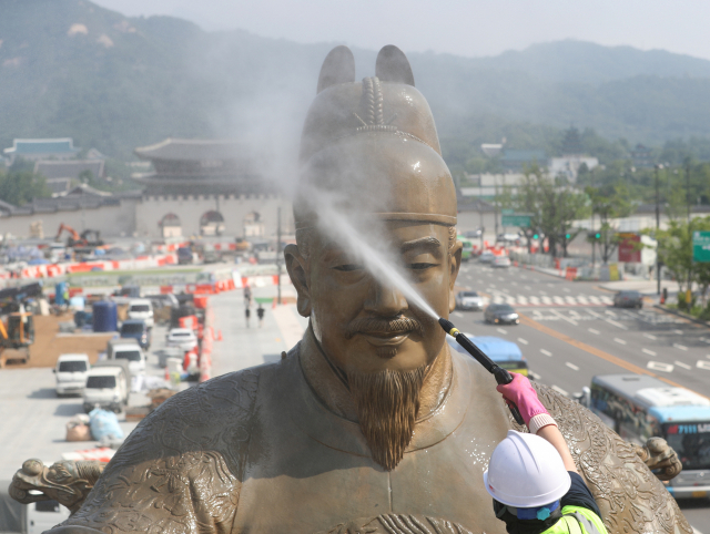 18일 오전 서울 세종대로 광화문 광장에서 서울시 관계자들이 세종대왕 동상을 세척하고 있다. 서울시는 오는 8월 6일 새로운 광화문광장 개장을 앞두고 12일간 세종대왕 동상과 이순신 장군 동상을 말끔하게 세척한다. 동상 세척은 광화문광장 공사로 인해 2020년 4월 이후 진행하지 못하다 27개월 만에 재개됐다./권욱 기자 2022.07.18