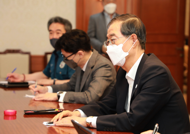 한덕수 국무총리가 18일 정부서울청사에서 대우조선해양 하청업체 파업관련 관계장관회의를 주재하고 있다./연합뉴스