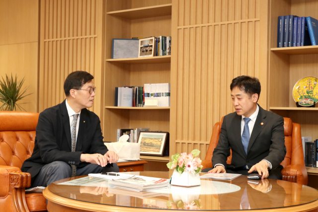 이창용(왼쪽) 한국은행 총재가 18일 한국은행에서 김주현 금융위원장과 첫 회동을 갖고 정책 공조 방안 등을 논의하고 있다. 사진제공=한은