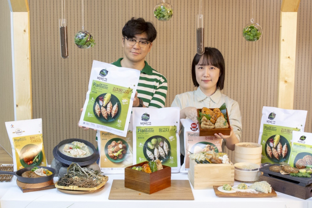 CJ제일제당 모델들이 18일 식물성 식품 ‘플랜테이블’ 왕교자와 주먹밥 제품을 선보이고 있다. 사진 제공=CJ제일제당