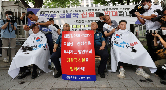 민관기 전국경찰직장협의회 충북 청주흥덕경찰서 직협회장 등 4개 경찰서 직협회장들이 4일 서울 서대문구 경찰청 앞에서 행정안전부 경찰국 신설 정책 철회를 요구하는 호소문을 발표한 뒤 삭발하고 있다. 연합뉴스