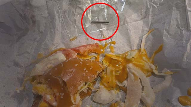 맥도날드의 햄버거 속에서 발견된 딱딱한 물체. KBS 캡처