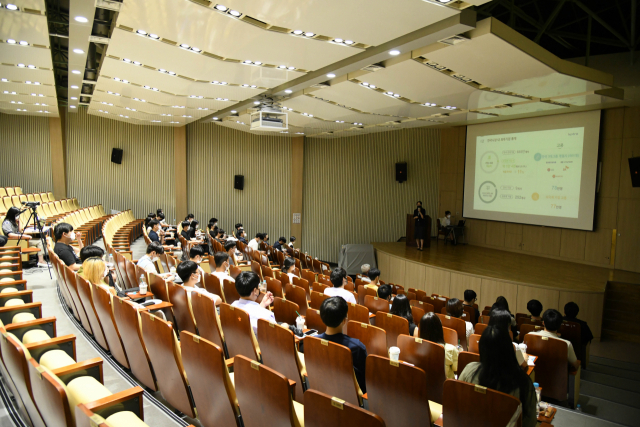 대한무역투자진흥공사(KOTRA)가 12일 부산 영도구 한국해양대학교에서 ‘KOTRA 찾아가는 외국인투자기업 채용 설명회’를 진행하고 있다. 사진제공=KOTRA