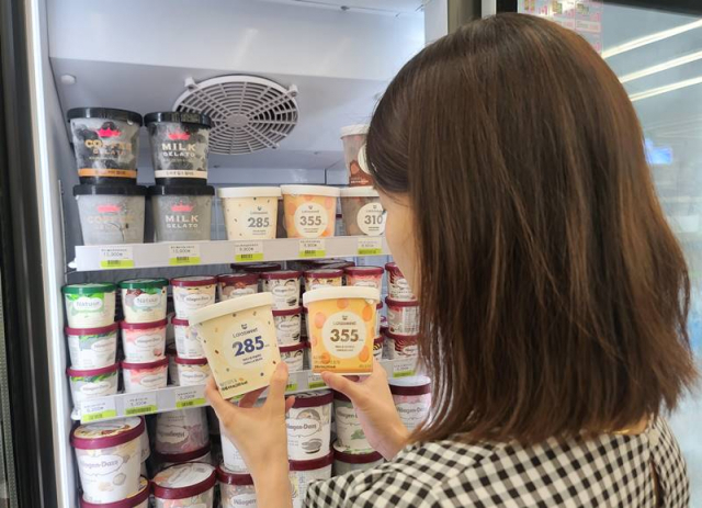 편의점 CU 매장에서 고객이 저칼로리 아이스크림을 살펴보고 있다./사진 제공=BGF 리테일
