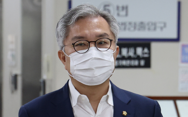 최강욱 더불어민주당 의원이 19일 서울중앙지법에서 열린 ‘채널A 기자 명예훼손’ 관련 재판에 출석하고 있다. 연합뉴스