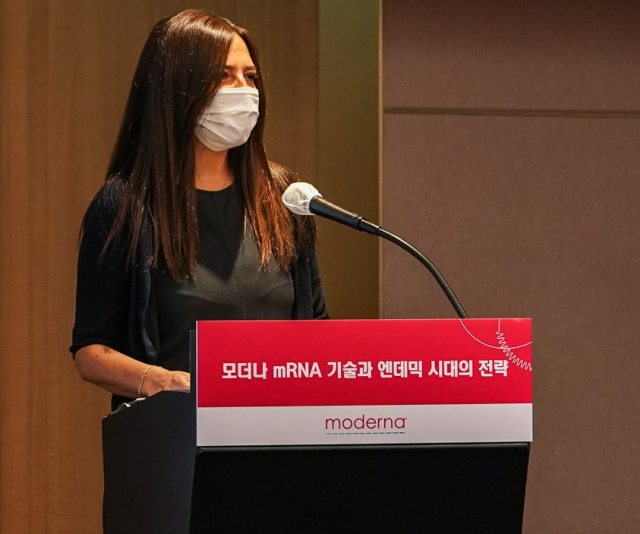 프란체스카 세디아 모더나 의학부 수석 부사장이 19일 JW매리어트 서울에서 열린 기자 간담회에서 ‘엔데믹을 넘어서는 모더나의 전략’과 관련해 발표를 진행하고 있다. 사진 제공=모더나코리아