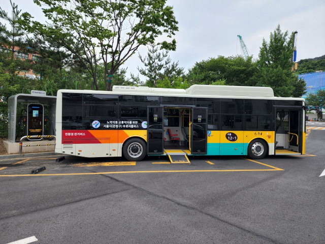 교통 약자를 위한 무료 셔틀버스로 운영되는 전기 저상버스. 사진 제공=은평구