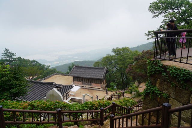 경기도 남양주시 운길산 수종사를 찾아온 사람들이 절에서 가장 높은 산신각 앞에서 남한강과 북한강이 합쳐지는 두물머리를 굽어보고 있다. 장마철 물안개로 시야가 다소 흐린 것이 아쉽다. 사진=최수문 기자