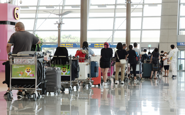 인천국제공항 제1여객터미널 출국장이 14일 여행객들로 붐비고 있다. 영종도=연합뉴스