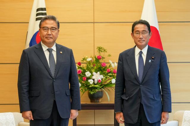 일본을 방문 중인 박진(왼쪽) 외교부 장관이 19일 도쿄 총리관저에서 기시다 후미오 일본 총리를 예방한 뒤 기념 촬영을 하고 있다. 사진 제공=외교부