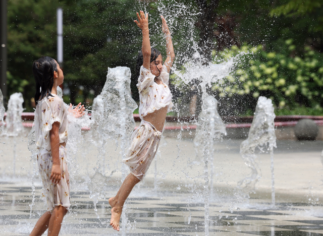 서울 성동구 서울숲에서 19일 외국인 어린이들이 물놀이를 즐기고 있다. 이날 전국 대부분 지역이 한낮 체감온도가 31도 이상으로 오르는 등 불볕더위가 이어졌다. /연합뉴스