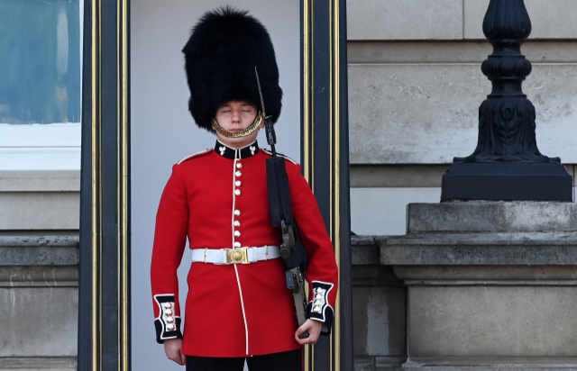 17일(현지 시간) 영국 런던의 버킹엄궁 앞에서 한 왕실 근위병이 폭염을 버티며 보초를 서고 있다.EPA연합뉴스