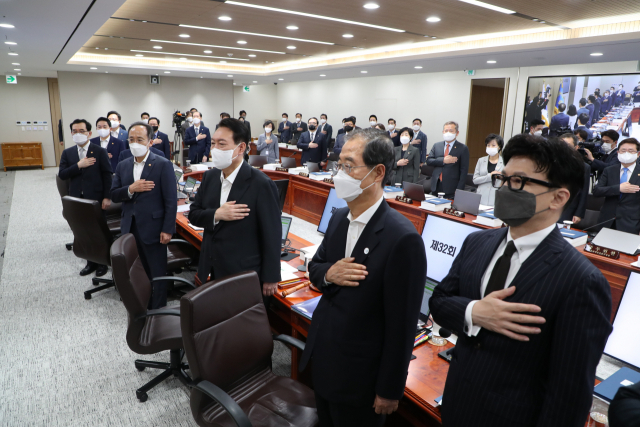 윤석열 대통령이 19일 오전 용산 대통령실 청사에서 열린 국무회의에서 국기에 경례하고 있다. 연합뉴스