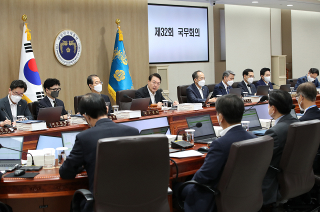 윤석열 대통령이 19일 오전 용산 대통령실 청사에서 국무회의를 주재하고 있다. 연합뉴스