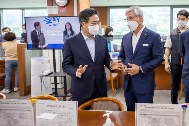 19일 오전 김동연(왼쪽) 경기도지사가 경기신용보증재단 수원지점을 찾아 이민우 경기신용보증재단 이사장과 이야기를 나누고 있다.