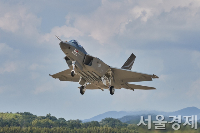 국산 전투기 KF-21 보라매 시제 1호기가 지난 19일 오후 경남 사천 공군 제3훈련비행단 활주로를 이륙하며 성공적인 첫 비행시험에 나서고 있다. 같은날 영국의 제레미 퀸 획득차관은 자국을 방문한 우리측 신범철 국방부 차관과 양자회담을 갖고 KF-21 등의 분야에 대한 긴밀한 협력의사를 밝혔다. 사진제공=방사청