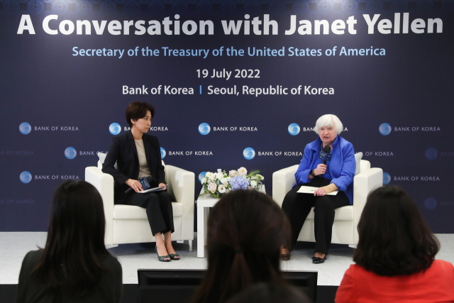 재닛 옐런 미국 재무부 장관이 19일 서울 중구 한국은행 본관에서 한은 여성 직원들과의 대담 중 발언하고 있다. 사진제공=한은