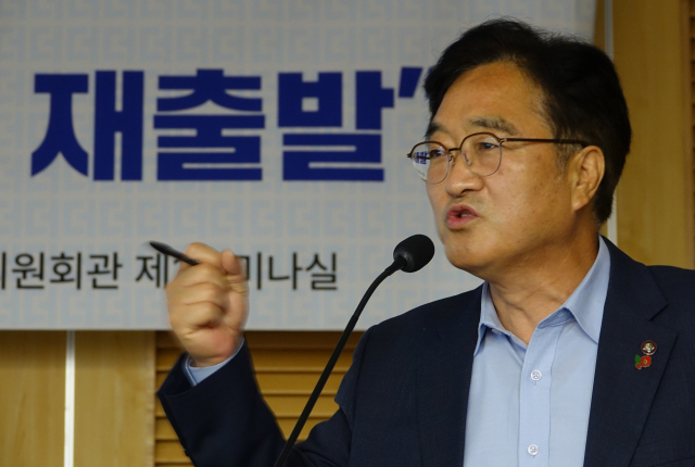 우원식 더불어민주당 의원이 22일 국회 의원회관에서 을지로위원회 주최로 열린 '야당에서 출발한 을지로위원회의 역할과 수권정당으로 가는 길'이란 주제로 강연을 하고 있다./연합뉴스