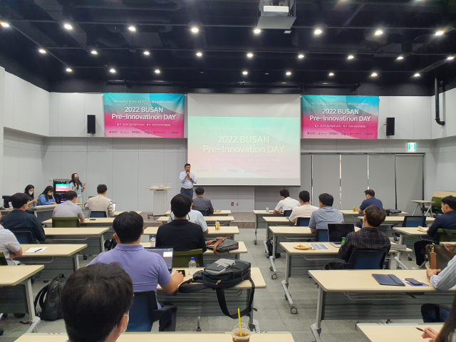 연구개발특구진흥재단 부산연구개발특구본부 가 마련한 행사(BUSAN Pre-Innovation Day)에 참여한 부산지역 우수 스타트업과 대·중소기업들이 협업사례를 공유하고 있다./사진제공=부산연구개발특구본부