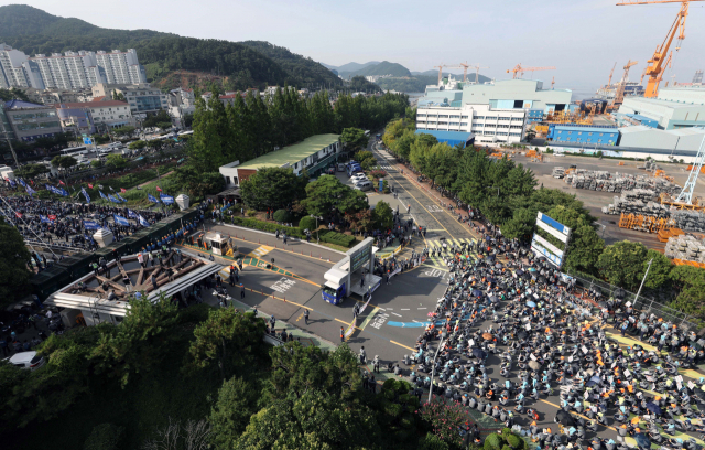 20일 오후 경남 거제시 옥포동 대우조선해양 옥포조선소에서 하청 노조 파업을 지지하는 금속노조와 파업 중단을 촉구하는 원청 노조(오른쪽)가 서문(西門)을 마주하며 집회를 벌이고 있다. 거제=연합뉴스