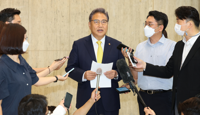 박진 장관, 한일외교장관 회담 마치고 귀국 (서울=연합뉴스) 김도훈 기자 = 한일 외교장관 회담을 마친 박진 외교부 장관이 20일 오후 서울 김포공항 국제선 청사를 통해 귀국해 출장 결과에 대해 취재진에게 설명하고 있다. 2022.7.20 superdoo82@yna.co.kr (끝)