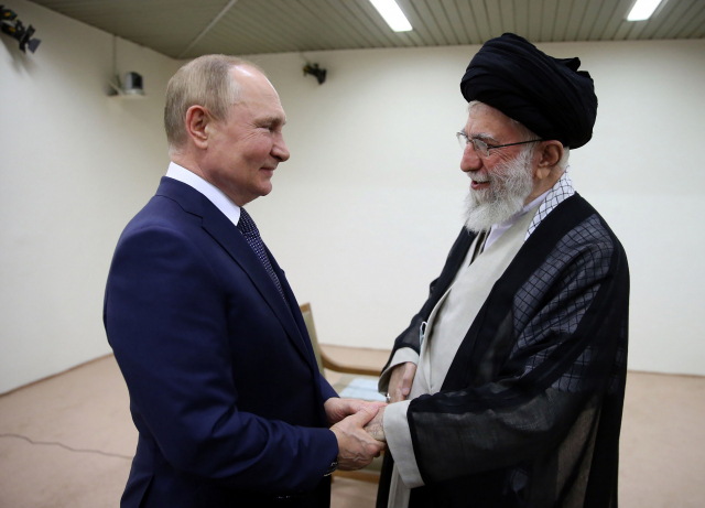 블라디미르 푸틴(왼쪽) 러시아 대통령과 아야톨라 세예드 알리 하메네이 이란 최고지도자가 19일(현지 시간) 테헤란에서 만나 악수하고 있다. AP연합뉴스