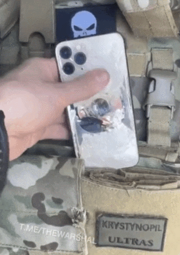 러시아군의 총격을 받은 우크라이나 군인이 몸 속에 지닌 아이폰 덕분에 목숨을 건지는 일이 발생했다. 레딧 캡처