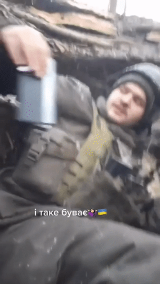 러시아군의 총격을 받은 우크라이나 군인이 몸 속에 지닌 삼성 갤럭시폰 덕분에 목숨을 건지는 일이 발생했다. 레딧 캡처