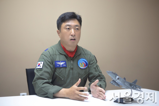 공군 제 52시험평가전대 소속 안준현 소령이 지난 19일에 성공시켰던 KF-21 전투기의 첫 시험비행 소감을 설명하고 있다. 사진제공 방사청