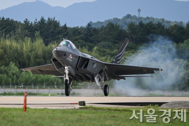 'KF-21 가속력 우수, 조작감도 안정적'…첫 시험비행 파일럿이 밝힌 탑승소감