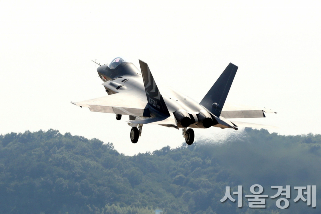 국산 전투기 KF-21 보라매 시제 1호기가 2022년 7월 19일 오후 경남 사천 공군 제3훈련비행단 활주로를 이륙하며 성공적인 첫 비행시험에 나서고 있다. 사진제공=방사청