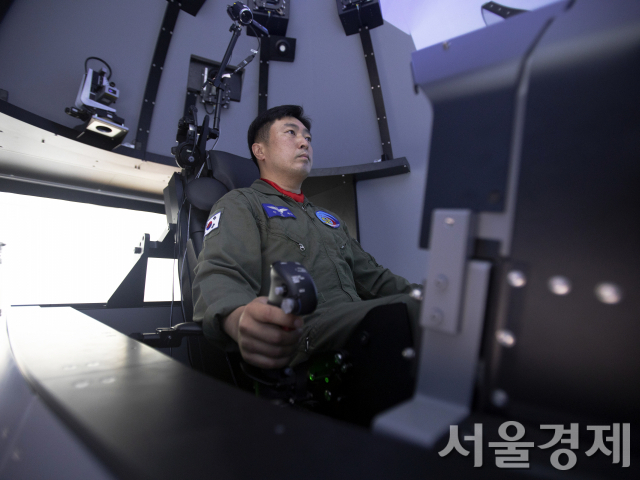 공군 제 52시험평가전대 소속 안준현 소령이 KF-21 전투기 조종석처럼 설계한 비행훈련용 시뮬레이터에 앉아서 조종간을 잡고 가상 공간 속 비행연습을 하고 있다. /사진제공 방사청