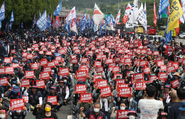 전국 금속노조 조합원들이 20일 경남 거제시 아주동 대우조선해양 옥포조선소 정문 인근에서 열린 총파업 결의대회에서 구호를 외치고 있다. 거제=연합뉴스