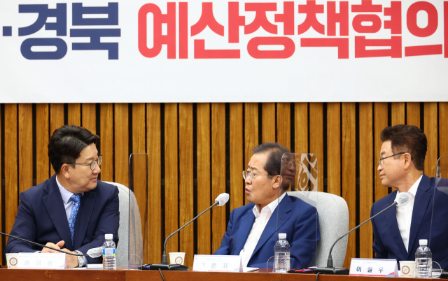 권성동 국민의힘 당대표 직무대행 겸 원내대표와 홍준표 대구시장, 이철우 경북도지사가 20일 국회 본관에서 대구·경북 예산정책협의회에서 대화하고 있다. 성형주 기자