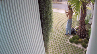 지난 18일(현지시간) 한 인플루언서가 미국 플로리다주 팜비치에 있는 한 주택 앞에서 비키니를 입은 채 사진을 촬영하고 있다. 데일리메일 캡처