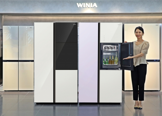 위니아 모델이 신형 양문형 냉장고를 소개하고 있다. 사진제공=위니아