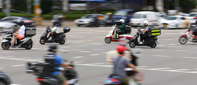 지난 6월 28일 서울 시내의 한 교차로를 지나는 오토바이들. 연합뉴스