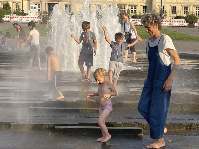 독일의 수도 베를린의 기온이 38도까지 오른 20일(현지시간) 베를리너돔 앞 분수대에서 어린이들이 물놀이를 하고 있다. /연합뉴스