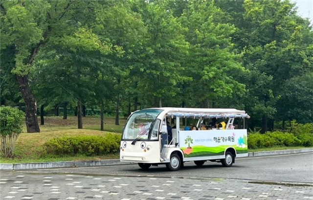 부산 해운대수목원 후문에서 원형광장까지 운행하는 14인승 전동카트./사진제공=부산시 푸른도시가꾸기사업소