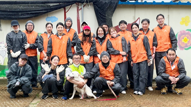 갤러리아백화점 임직원이 주축이 된 유기동물 보호 봉사 단체인 ‘PARAN 봉사단’이 21일 배우 김효진(앞줄 왼쪽 두번째)과 함께 경기도 용인시의 동물단체 ‘행강 보호소’를 찾아 봉사활동을 펼쳤다./사진 제공=갤러리아백화점