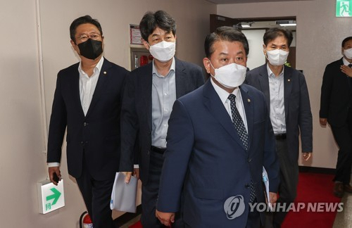 통일부 '탈북어민 16명 살해 여부, 검찰 수사 지켜봐야'