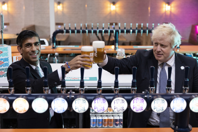 보리스 존슨(오른쪽) 영국 총리와 리시 수낵 당시 재무장관이 지난해 10월 2022년도 예산안을 발표한 뒤 런던의 한 술집에서 맥주잔으로 건배하고 있다. AP연합뉴스