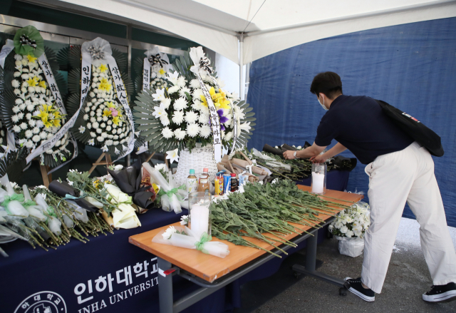 지난 18일 인천시 미추홀구 인하대학교 캠퍼스 안에 '인하대생 성폭행 추락사' 피해자를 위한 추모 공간이 마련돼 있다. 연합뉴스