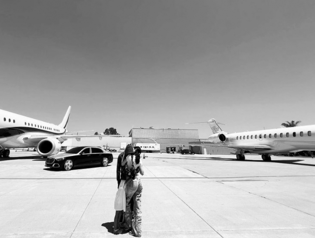 카일리 제너가 남편인 가수 트래비스 스캇과 함께 있는 사진을 올렸다. 사진 속 두 대의 비행기는 두 사람 각자의 전용기이다. 인스타그램 캡처