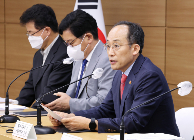 추경호(오른쪽) 경제부총리 겸 기획재정부 장관이 지난 18일 세종시 정부세종청사에서 '2022년 세제개편안' 상세브리핑을 하고 있다. 연합뉴스